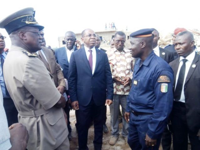 APRES L’EFFONDREMENT D’UN IMMEUBLE A YAMOUSSOUKRO : LE MINISTRE ISAAC DE AU CHEVET DES VICTIMES